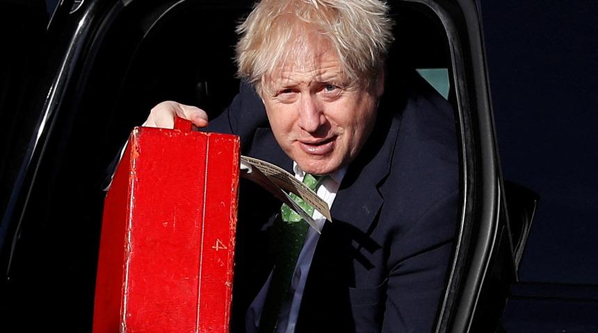 Dünyanın gözü kulağı Ukrayna'da!  Boris Johnson'ın yanında götürdüğü kırmızı çanta gündem oldu