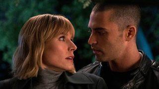 Kristen Bell, annesinin yanında sevişme sahnesini izlediği için utanan hayranından özür diledi! Yanıtı olay oldu