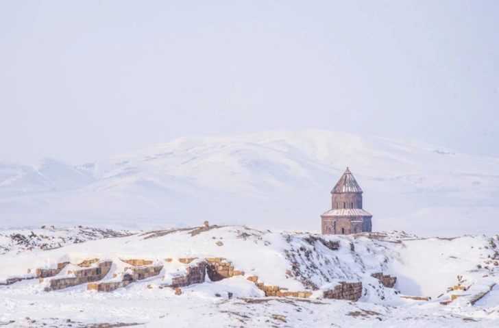Beyaza bürünen Ani Antik Kenti masalsı güzelliğiyle yerli ve yabancı turistleri ağırlıyor G2