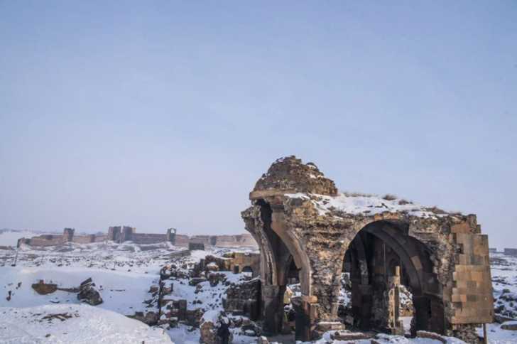 Beyaza bürünen Ani Antik Kenti masalsı güzelliğiyle yerli ve yabancı turistleri ağırlıyor G3