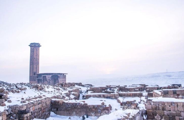 Beyaza bürünen Ani Antik Kenti masalsı güzelliğiyle yerli ve yabancı turistleri ağırlıyor G4