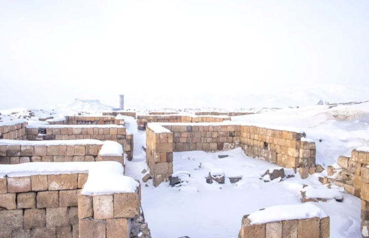 Beyaza bürünen Ani Antik Kenti masalsı güzelliğiyle yerli ve yabancı turistleri ağırlıyor G5