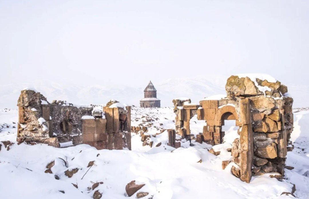 Beyaza b&uuml;r&uuml;nen Ani Antik Kenti masalsı g&uuml;zelliğiyle yerli ve yabancı turistleri ağırlıyor