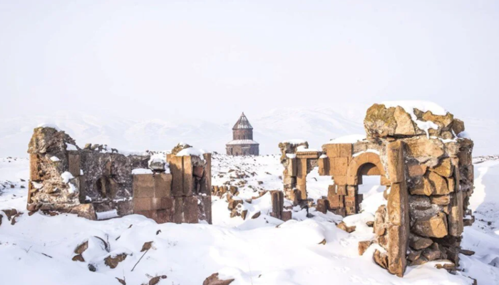 Beyaza bürünen Ani Antik Kenti masalsı güzelliğiyle yerli ve yabancı turistleri ağırlıyor