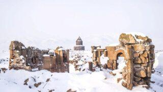 Beyaza bürünen Ani Antik Kenti masalsı güzelliğiyle yerli ve yabancı turistleri ağırlıyor