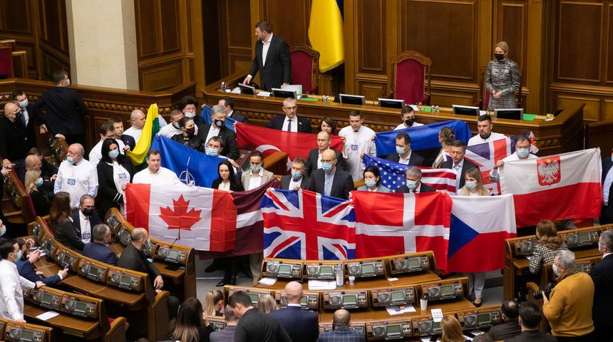 Ukrayna parlamentosunda dikkat çeken görüntü! Aralarında Türkiye de var