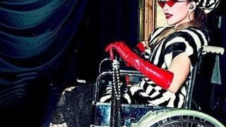 Ayak parmağını kıran Hande Yener, tekerlekli sandalye ve bastonla konsere çıktı