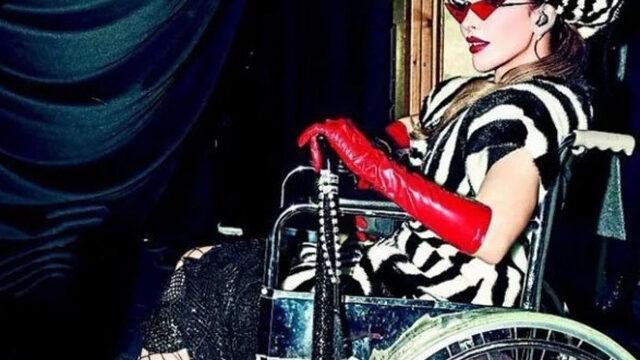 Ayak parmağını kıran Hande Yener, tekerlekli sandalye ve bastonla konsere çıktı