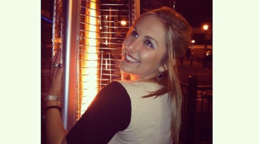 Kadın &ouml;ğretmen parkta &ouml;ğrencisiyle yakalandı