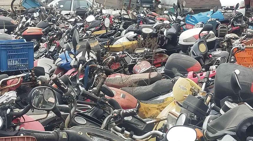 Yüzlerce araç terk edildi! Milyonluk servet otoparkta çürüyor