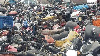 Yüzlerce araç terk edildi! Milyonluk servet otoparkta çürüyor