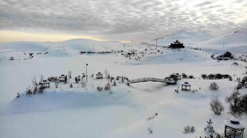Tokat’ta buz tutan Üçoluk Göleti’nde doğal güzellikler oluştu