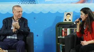 Cumhurbaşkanı Erdoğan'ın gençlerle buluşmasına Ceren Ece Öksüz damga vurdu! Genç kızın kim olduğunu öğrenince şaşkınlık yaşadı: Seni ödüllendirmemiz lazım