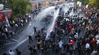 Hamburg’da polis, göstericilere karşı tazyikli su kullandı