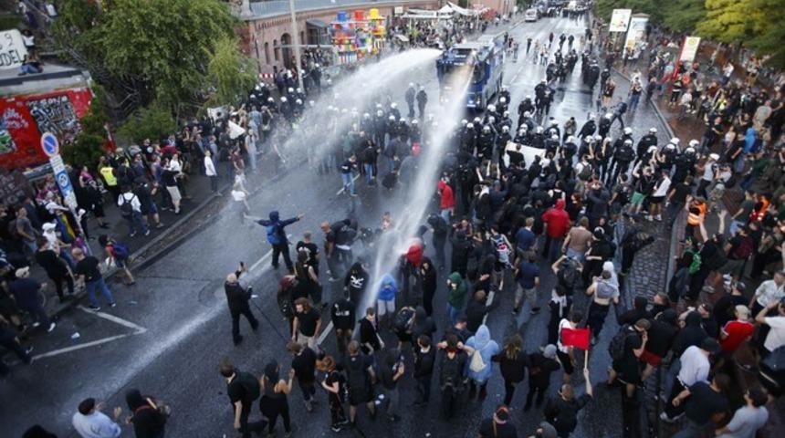 Hamburg’da polis, göstericilere karşı tazyikli su kullandı