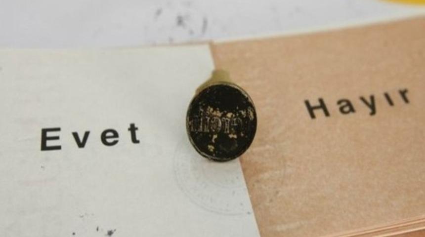 Son referandum anketi Anar'dan: Evet mi &ouml;nde hayır mı?