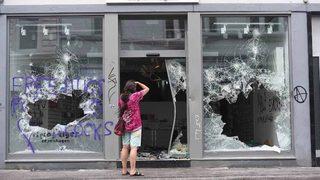 Hamburg'da olaylar bitmiyor: Şimdi de dükkanları yağmaladılar