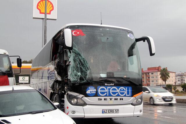 Yolcu otobüsü, akaryakıt istasyonundan çıkan TIR'a çarptı: 11 yaralı - Güvenlik - Antalya - Serik