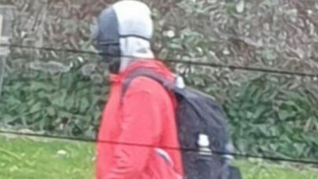 Squid Game gardiyan kostümüyle gezen kimliği belirsiz kişi sosyal medyada gündem yarattı