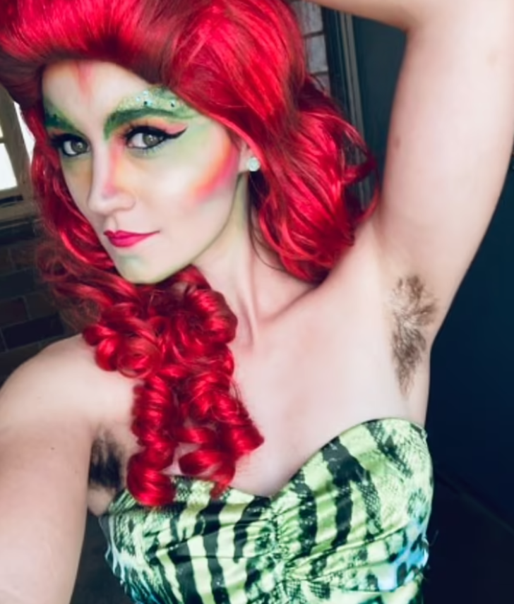 Koltukaltı kıllarını yılda sadece iki kez alıyor! Ünlü modelden itiraf:Fetişi olanlardan uygunsuz mesajlar alıyorum G1