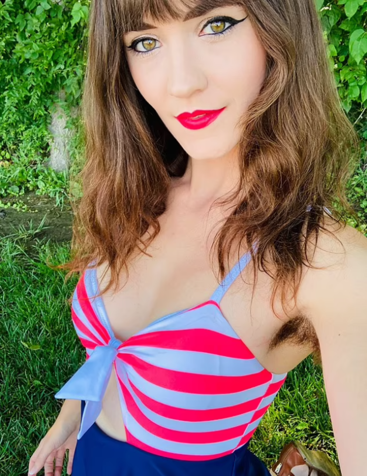 Koltukaltı kıllarını yılda sadece iki kez alıyor! Ünlü modelden itiraf:Fetişi olanlardan uygunsuz mesajlar alıyorum G2