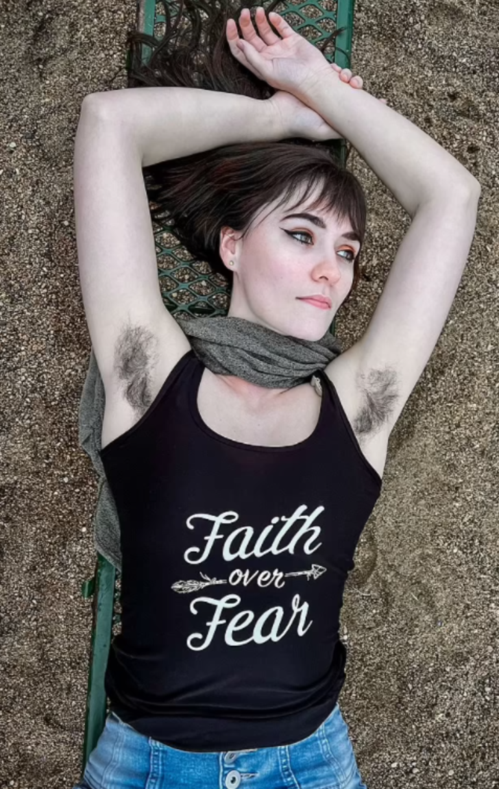 Koltukaltı kıllarını yılda sadece iki kez alıyor! Ünlü modelden itiraf:Fetişi olanlardan uygunsuz mesajlar alıyorum G3