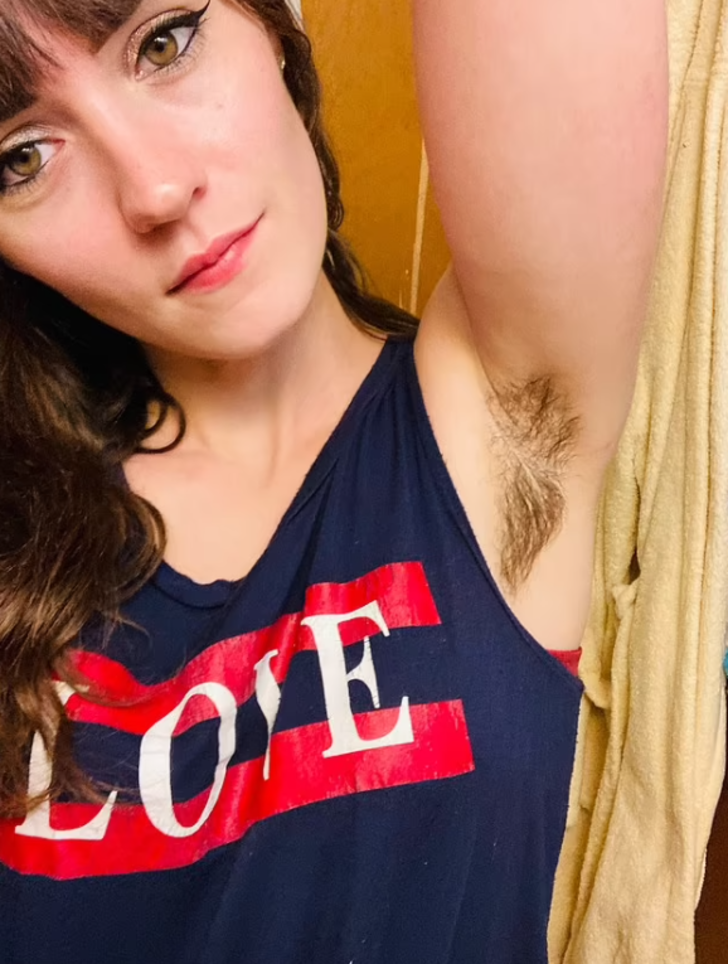 Koltukaltı kıllarını yılda sadece iki kez alıyor! Ünlü modelden itiraf:Fetişi olanlardan uygunsuz mesajlar alıyorum G4