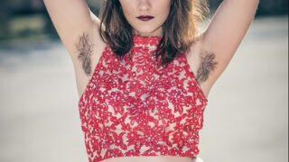 Koltukaltı kıllarını yılda sadece iki kez alıyor! Ünlü modelden itiraf:Fetişi olanlardan uygunsuz mesajlar alıyorum