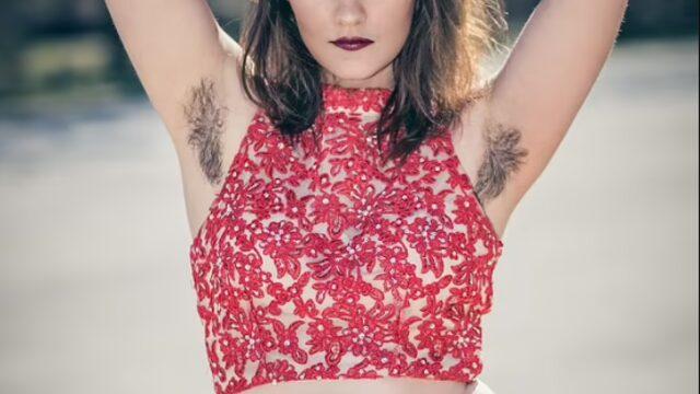 Koltukaltı kıllarını yılda sadece iki kez alıyor! Ünlü modelden itiraf:Fetişi olanlardan uygunsuz mesajlar alıyorum