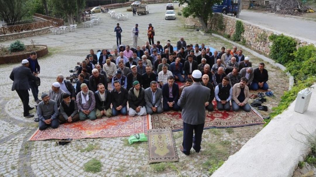 Yağmur duası yaparken yağmura yakalandılar