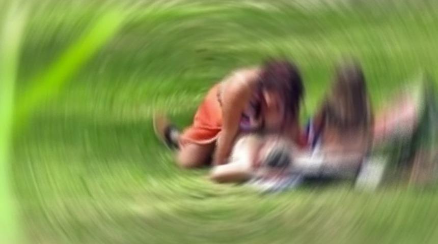 &Ouml;ğretmen parkta &ouml;ğrencisiyle cinsel ilişkiye girerken yakalandı