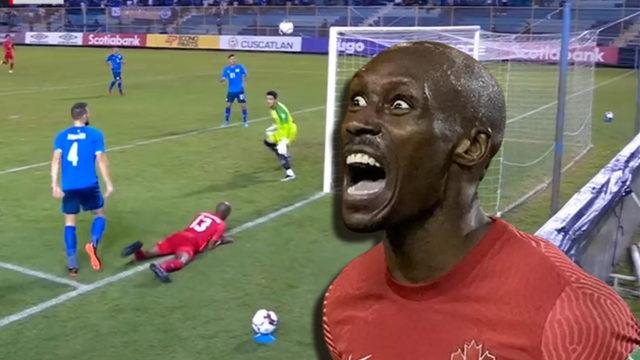 Herkes bu golü konuşuyor! Atiba'dan dünyanın en şanslı vuruşu... Rakip kaleci bile şaştı kaldı!