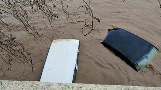 Biga'yı sağanak yağış vurdu! Kocabaş Çayı taştı, araçlar sular altında kaldı