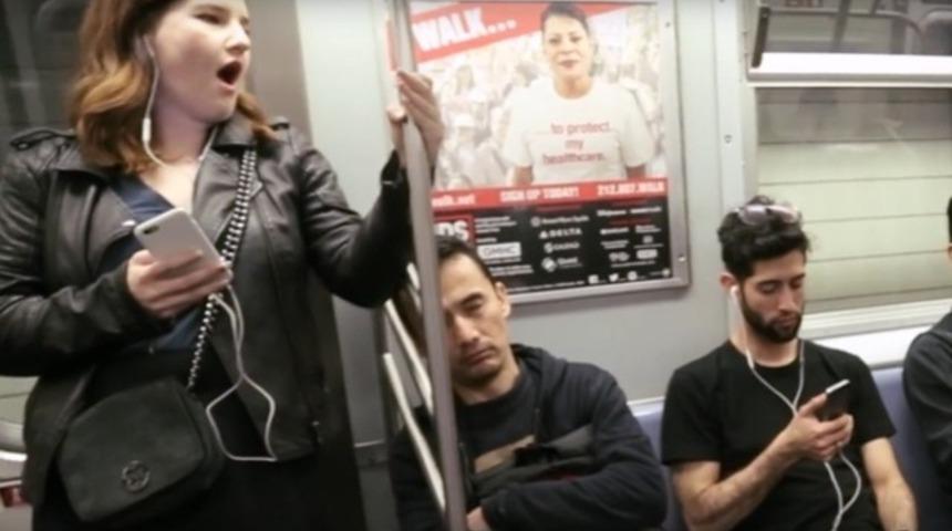 Metroda büyük skandal: Porno yayını yapıldı!