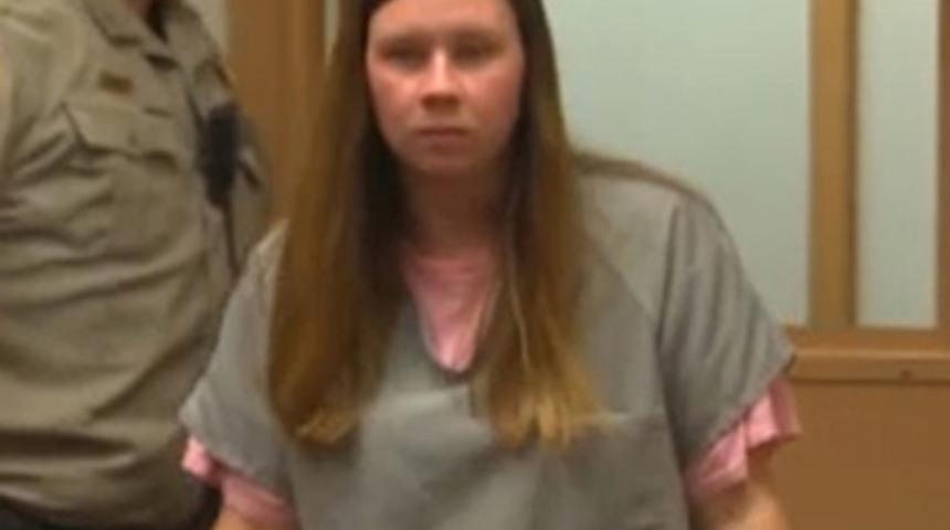 Bebeğinin g&ouml;z&uuml;ne defalarca &ccedil;amaşır suyu d&ouml;kt&uuml;