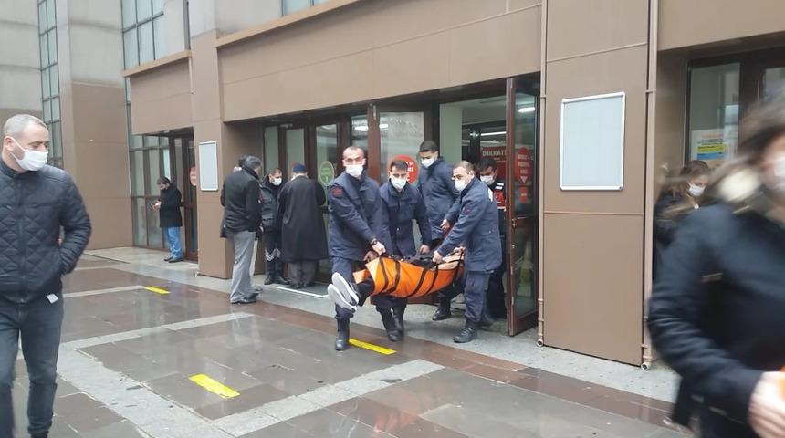 Adliyede hareketli anlar! Tahliye olan sanık sevinçten kalp krizi geçirdi