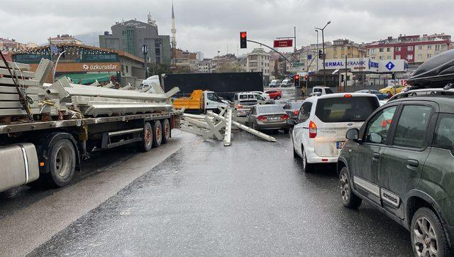 Ataşehir'de TIR'daki inşaat malzemeleri araçların üstüne düştü - Genel - İstanbul - 