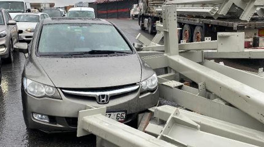 Son dakika: Faciaya ramak kala... Tırdan araçların üzerine devrildi!