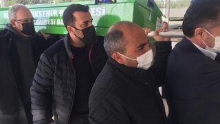 Emre Karayel babasını son yolculuğuna uğurladı