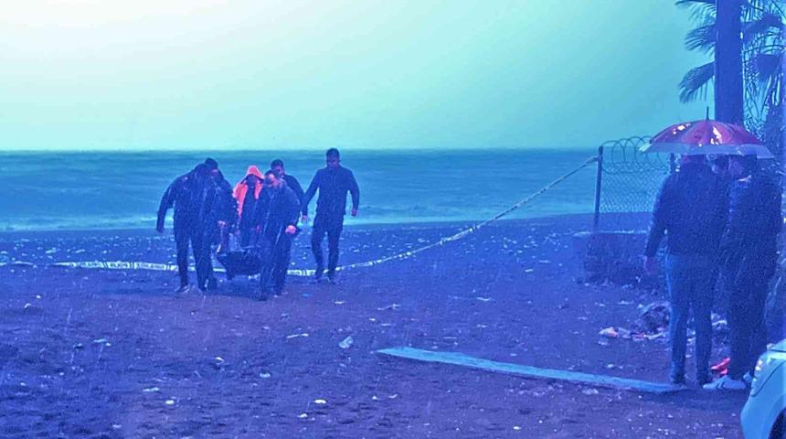 Mersin'de şüpheli ölüm! Tel örgüye yaslanmış halde bulundu