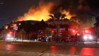 Adana’da korkunç yangın! Fabrika deposu alevlere teslim oldu