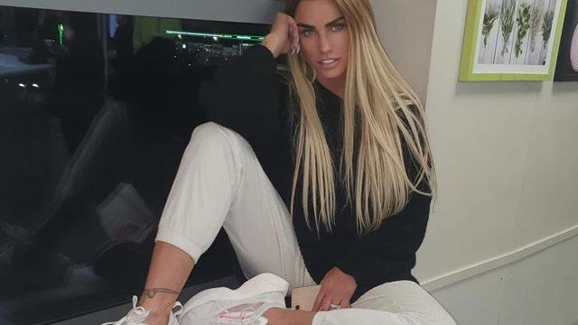Katie Price ayaklarını fetiş sitelerinde görünce para karşılığında...
