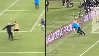 Arjantin Ligi'nde akıl almaz olay! Sahaya giren taraftarın belini kırdılar! Hayati tehlikesi sürüyor...