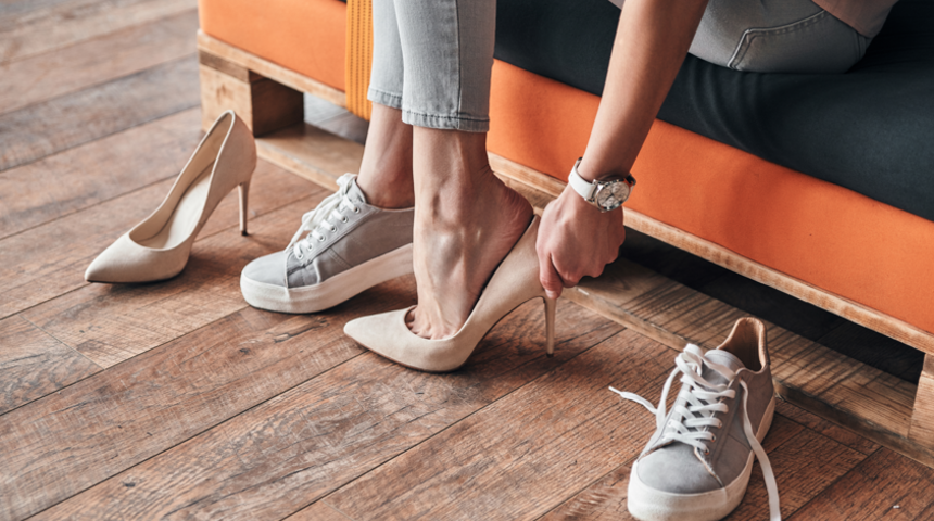 Ünlü mağazada akılalmaz olay! Müdür ayakkabının içine spermlerini bırakarak kadın müşterisine giydirdi