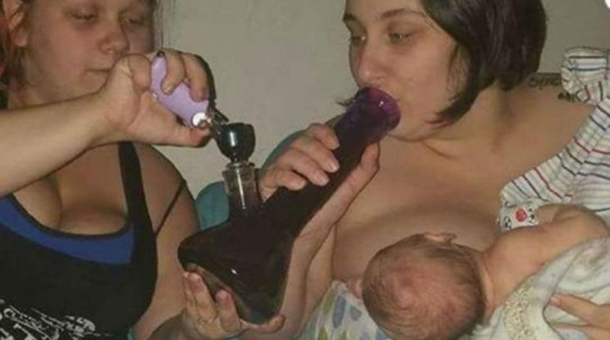 Bebeğini emzirirken uyuşturucu kullanan anne! Sosyal medya yıkıldı!