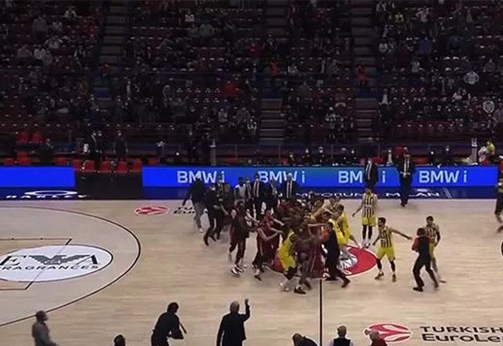 Olimpia Milano - Fenerbahçe Beko maçında gerilim! Oyunculara saldırdılar...
