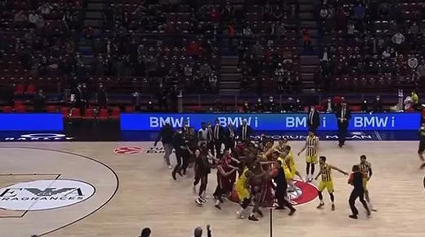 Olimpia Milano - Fenerbahçe Beko maçında gerilim! Oyunculara saldırdılar...