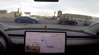 Tesla'nın otonom sürüş yazılımı takdir topladı! Öyle bir hamle yaptı ki sürücü bile şaştı kaldı