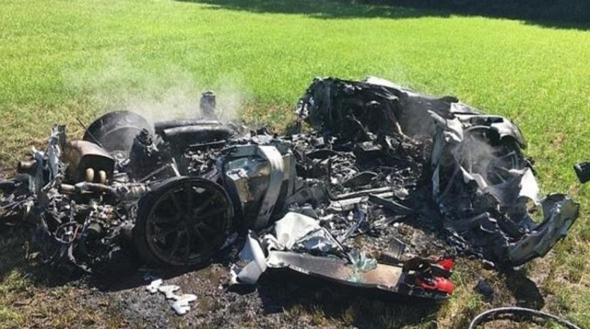 1 saat &ouml;nce aldığı Ferrari cayır cayır yandı!