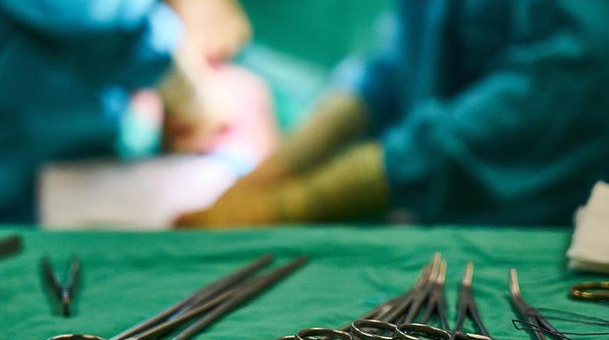 Karın ağrısı ve kilo kaybı şikayetiyle gitti... Midesinden çıkanlar şaşırttı!